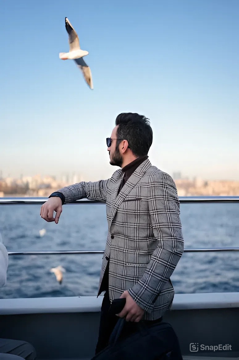 Bărbat activ și elegant privind spre orizont — stilul de viață Ruboka